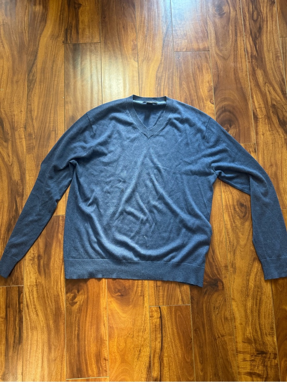 Banana Republic Men’s V-Neck Cashmere-Sweater